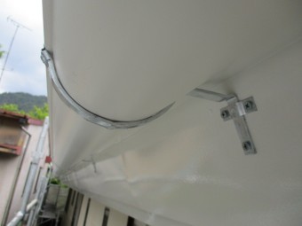 軒樋金具を取りつけました