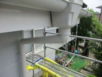 縦樋と集水器を繋ぎました