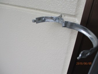 縦樋金具を取り付けました