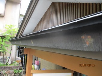 玄関周りの銅板樋を撤去しました