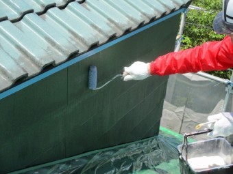 はと小屋下塗り中です