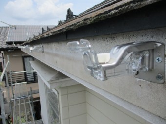 軒樋金具の取り付けが終了しました