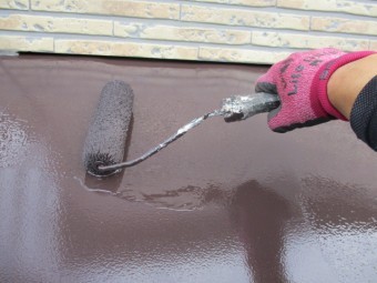 霧よけローラー塗装中です