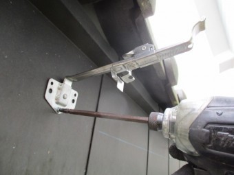 軒樋金具を取りつけました