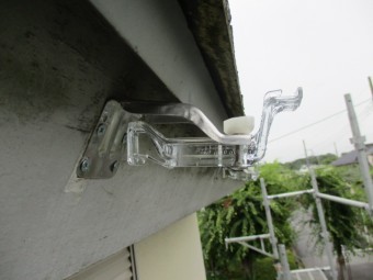 軒樋金具を取りつけました