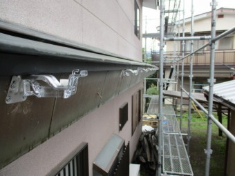 軒樋金具を取りつけました