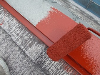 棟板金のローラー塗装中です