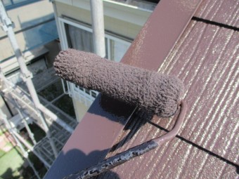 ケラバ板金のローラー塗装中です