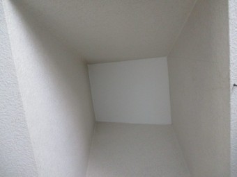 室内側をコーキングしました