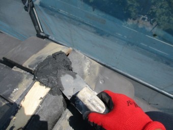 ケラバ瓦の隙間を漆喰で埋めました