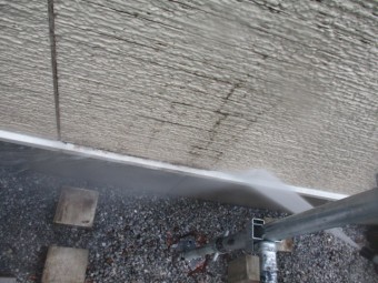 壁水切りの洗浄中です