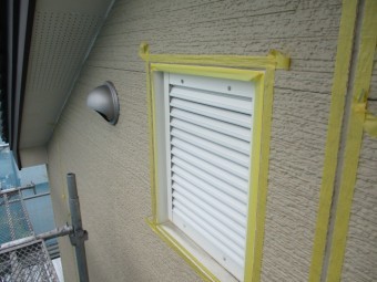2階部分の屋根裏通気口の養生です