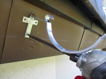 軒樋金具を取りつけました