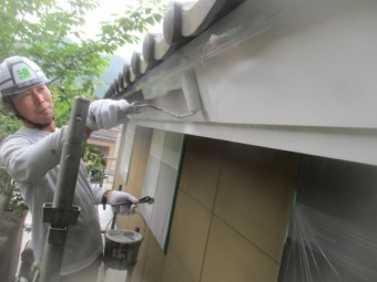 破風板金のローラー塗装中です
