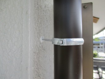 縦樋金具を取り付けました