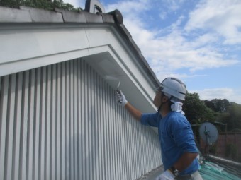 軒天の塗装中です