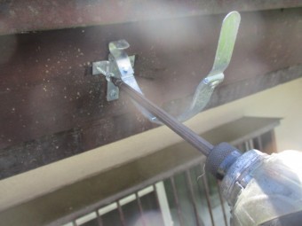 軒樋金具取り付け中です