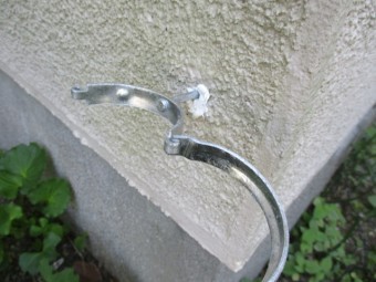 縦樋金具を取り付けました