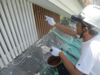 入母屋の格子塗装中です