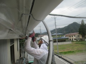 軒樋を取りつけました