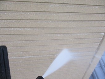 外壁の洗浄中です