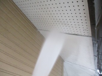 軒天の洗浄中です