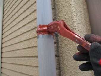 縦樋の金具をさび止め塗装しました