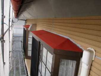 出窓の屋根のさび止め塗装が終了しました