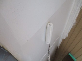 軒天ローラー塗装中です