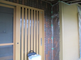 玄関周りの上塗りが終了しました