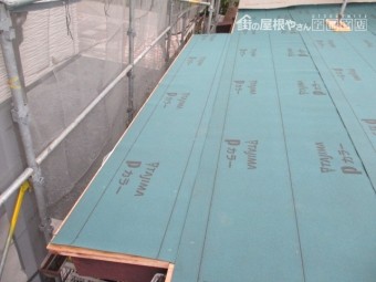 屋根の形状に合わせてルーフィングを貼っていきます