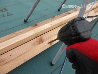 棟の貫き板を取りつけました