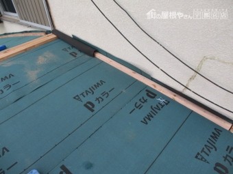 壁水切りの下地を取りつけました