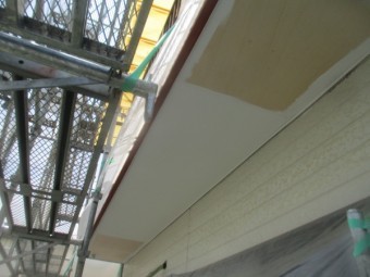 軒天の塗装だめ込み中です