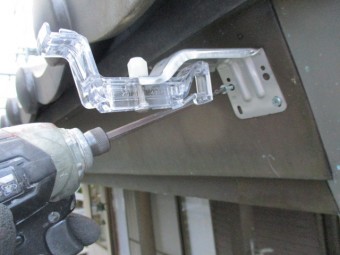 軒樋金具の取り付け中です