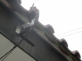 軒樋金具を取り付け糸を張りました