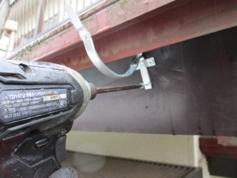 軒樋金具を取りつけました