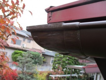 軒樋を90度に繋ぎました