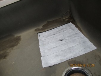 防水テープを貼り排水溝を取りつけました