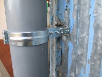 縦樋金具で固定しました