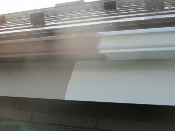 軒樋と鼻隠しの塗装中です
