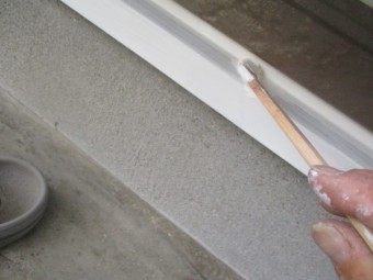 水切りの仕上げ塗り中です