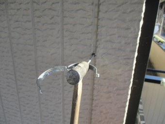 縦樋金具を取り付けました