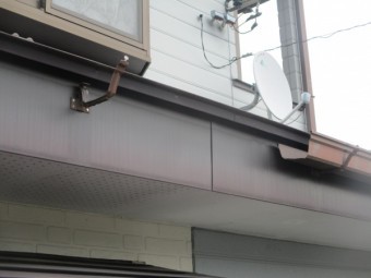 軒樋を撤去中です