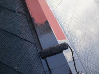 棟板金のローラー塗装中です