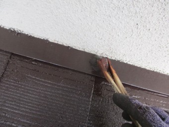 刷毛で見切り塗装中です