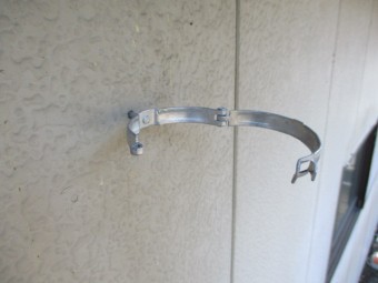 縦樋金具を取り付けました