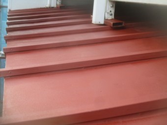 下屋根の瓦棒板金屋根のさび止めが終了しました