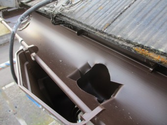 集水器位置に排水穴を開けました