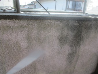パラペット内側の高圧洗浄中です